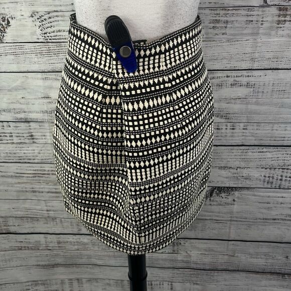 Chelsea & Theodore Skirt size 8 Black Ivory Tweed Straight Above Knee Casual - Picture 9 of 10